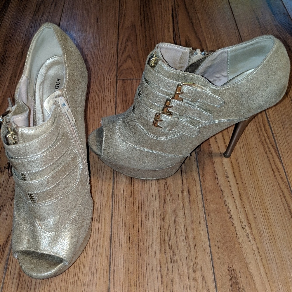 Ankle boot heel. Some wear but not to noticeable.